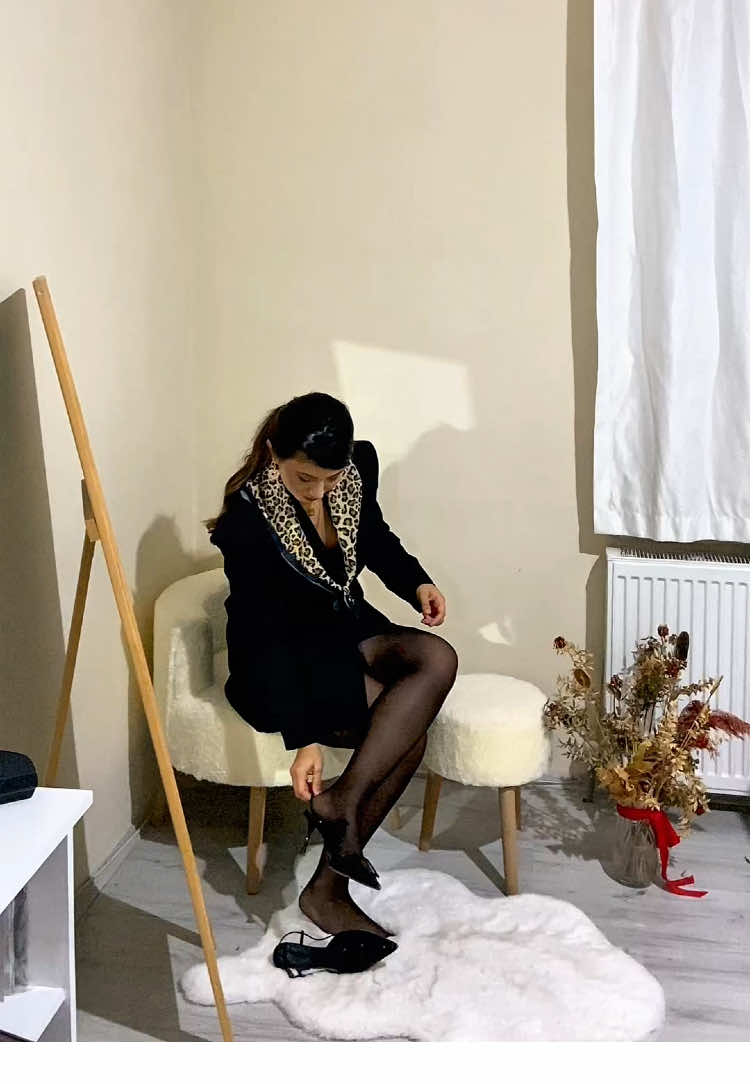 Blazer elbiseler dolabımın en kurtarıcı parçaları 🤍 Hızlıca hazırlanırken şıklık için tek yapmam gereken ufak bir dokunuş eklemek oluyor. Bugün de leopar fularla hem sade görünümü kırdım hem de kombine enerjik bir hava kattım 🐆✨ #blazerstyle #outfitinspo #fashioninspo #stilönerisi #kombinfikirleri     