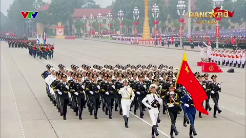Khối Quốc kỳ Liên bang Nga 🇷🇺 Khối Quốc kỳ Liên bang Nga là đội tiêu binh danh dự, đại diện cho 3 quân chủng của Lực lượng vũ trang Nga: Lục quân, Không quân Vũ trụ và Hải quân. Trong Chiến tranh Vệ quốc vĩ đại, Hồng quân Liên Xô đã có đóng góp quyết định vào chiến thắng chủ nghĩa phát xít. Ngày nay, quan hệ giữa các Lực lượng vũ trang của Nga với Quân đội nhân dân Việt Nam không ngừng được củng cố, đoàn kết hữu nghị truyền thống và quan hệ Đối tác Chiến lược toàn diện Việt Nam - Liên bang Nga lên tầm cao mới. Video: VTV Nguồn Yêu dân tộc Việt Nam  #nga #A80 #2thang9 #dieubinh #hangnguyen190279 
