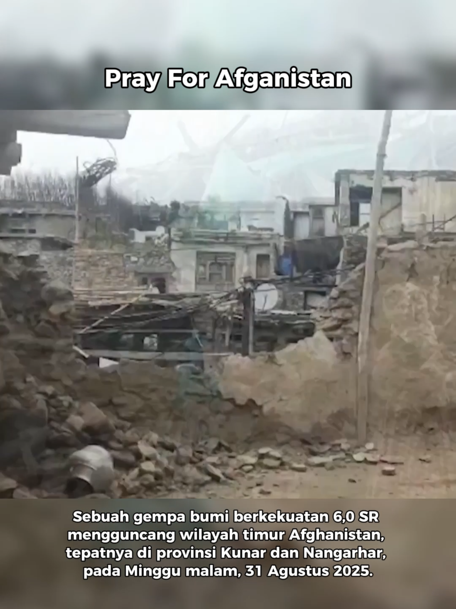 Gempa Dahsyat Guncang Afghanistan, Ratusan Jiwa Tewas dan Ribuan Terluka Kabul, Afghanistan – 1 September 2025 Sebuah gempa bumi berkekuatan 6,0 SR mengguncang wilayah timur Afghanistan, tepatnya di provinsi Kunar dan Nangarhar, pada Minggu malam, 31 Agustus 2025. Guncangan dangkal dengan kedalaman sekitar 6–8 km ini menimbulkan kehancuran besar, terutama pada bangunan yang terbuat dari tanah liat dan batu bata. Menurut laporan resmi, lebih dari 800 orang tewas dan 3.500 lainnya terluka, sementara ribuan warga masih diduga terjebak di bawah reruntuhan. Angka korban kemungkinan akan terus bertambah seiring proses evakuasi dan pencarian. Sejumlah desa di daerah pegunungan dilaporkan hancur total. Medan yang sulit dijangkau, hujan deras, dan risiko longsor memperlambat operasi penyelamatan. Banyak korban adalah wanita dan anak-anak yang tertimpa bangunan saat sedang beristirahat di malam hari. Respon & Bantuan Internasional Taliban mengerahkan lebih dari 40 penerbangan helikopter untuk membawa korban ke rumah sakit. India telah mengirim bantuan berupa 1.000 tenda keluarga dan 15 ton makanan. Inggris mengalokasikan dana darurat sebesar £1 juta melalui badan PBB dan Palang Merah. China, Indonesia, serta beberapa negara lainnya juga menyatakan kesiapan untuk menyalurkan bantuan kemanusiaan. PBB dan lembaga internasional kini tengah mengupayakan distribusi bantuan medis, pangan, serta tempat penampungan darurat. Namun, krisis politik dan keterbatasan infrastruktur di Afghanistan menjadi tantangan besar dalam penanganan bencana ini. Gempa ini menjadi salah satu bencana paling mematikan yang melanda Afghanistan dalam beberapa tahun terakhir, menambah penderitaan negara yang masih bergelut dengan konflik, kemiskinan, dan isolasi internasional. #afganistan #prayforafghanistan