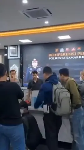 Polresta Samarinda mengamankan barang barang yang di bawa pendemo #news #trendingnews #viraltiktok #intelijen #fyppppppppppppppppppppppp 