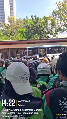 Aksi damai Ojol bagi bagi bunga di Monas