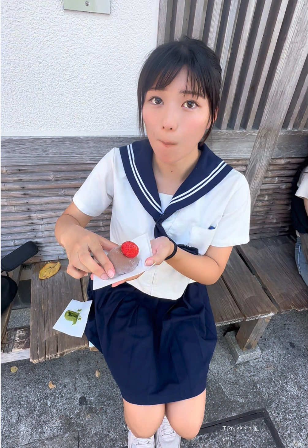 マッチョすぎる！🫣✨ テンポとつきたてのお餅がクセになる！ 一個　1000円‼️ 保存して買いに行ってみよう👏✨ 📍 🐇もちもち mochimochi 〒605-0862 京都府京都市東山区清水２丁目２０８−１４ アカウント @もちもち mochimochi  被写体 @ちゅぐみ  #京都グルメ 