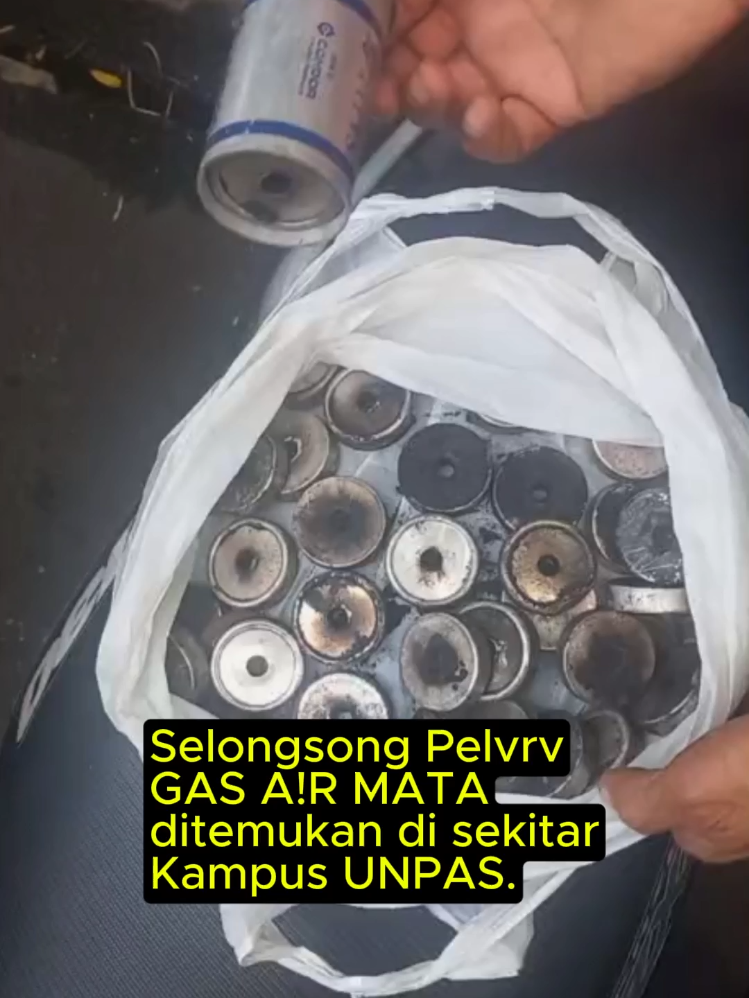 Selongsong Pelvrv Gas A!r Mata bukti Aparat Keamanan Menyerang Kampus Universitas Islam Bandung (Unisba) dan Universitas Pasunda (Unpas), Jalan Tamansari, Bandung, Senin malam 01/09/2025. Selongsong dalam video ditemekan di dalam dan di sekitar kampus Unpas. Hati-hati mahasiswa Unpas dan Unisba. Saling Jaga Saling Percaya.