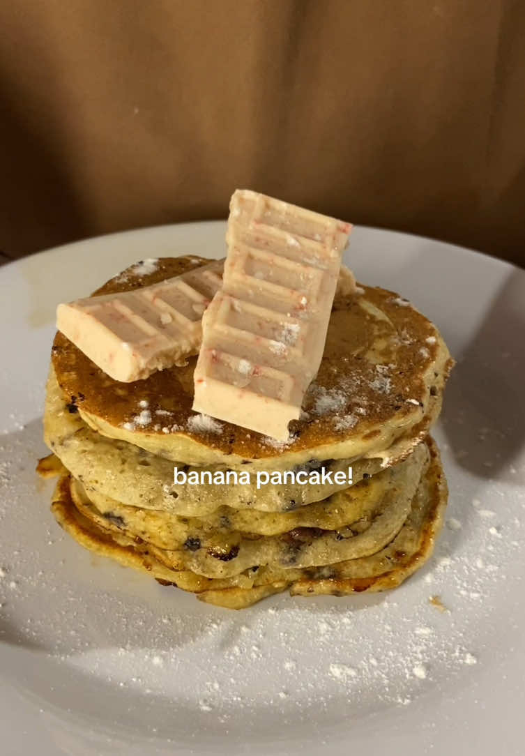 Siapa sangka pisang busuk dikulkas bisa dibikin sarapan setinggi protein ini. Pancake pisang yang lembut, enak, dan rasa nyoklatnya tetep ada 🥲 Bahan? .1buah pisan .2sdm gula .10sdm teung terigu .125ml susu .1butir telur .1sdt baking powder .Dark choco Yuk cobain bikin menu sarapan ini☺️ #reseptiktok #resepsimple #cooking #pancake #menusimple 