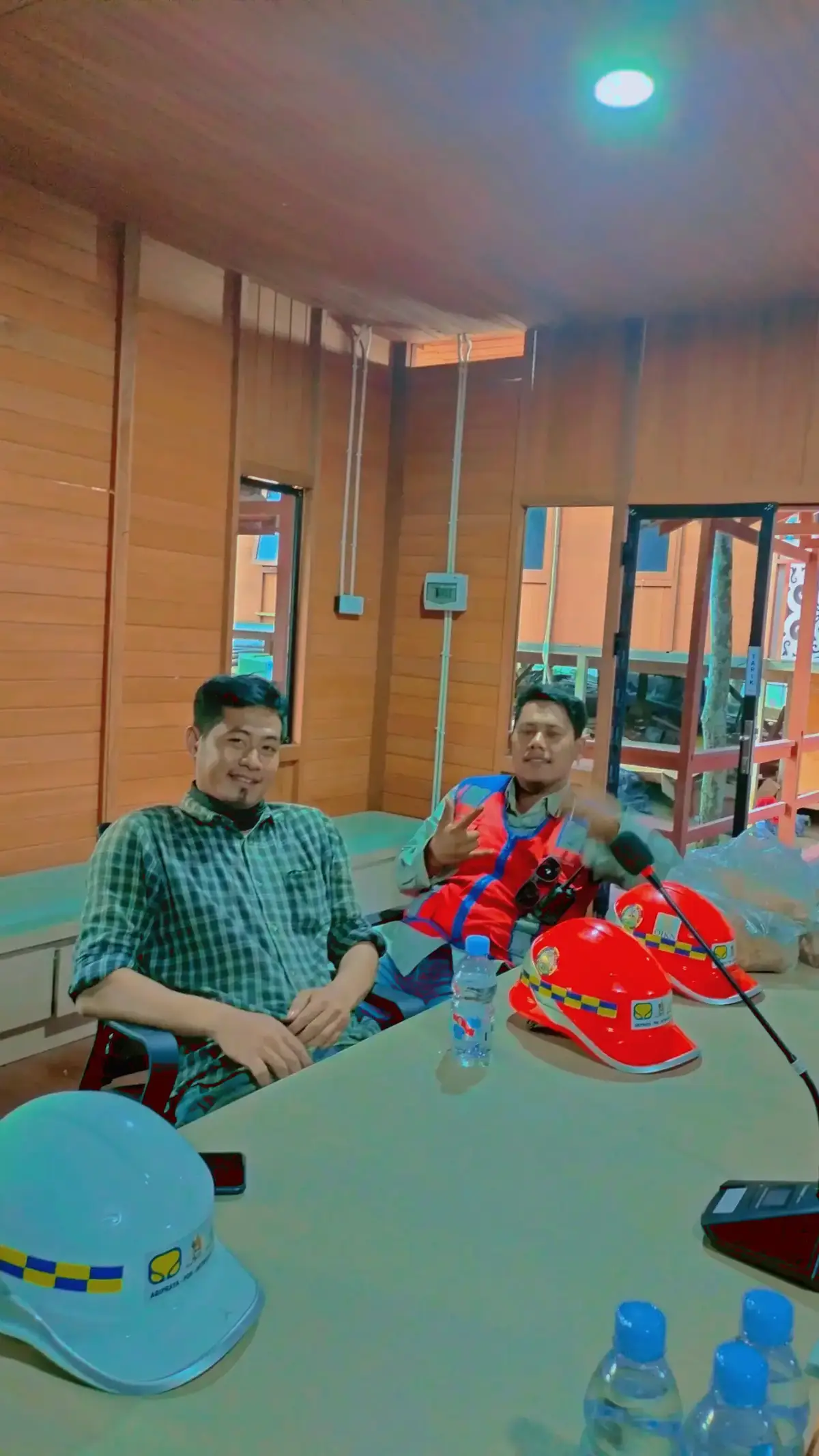 lagi nunggu rapat di mulai