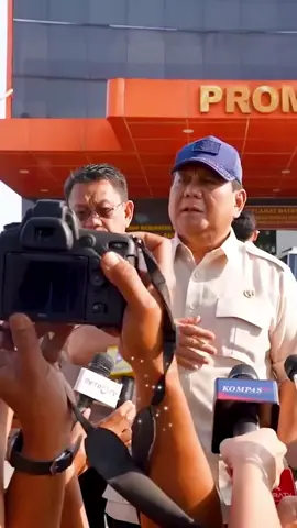 Viral! Perintah Prabowo pada Kapolri: Naikkan Pangkat Polisi yang Jadi Korban Demo Ricuh Presiden Prabowo Subianto menjenguk para aparat yang menjadi korban demo di Rumah Sakit Polri, Jakarta Timur pada Senin, 1 September 2025. Prabowo mengungkapkan ada 43 orang yang dirawat di RS Polri di mana sebagian sudah diizinkan pulang. Saat ini, korban yang dirawat di RS Polri ada 17 orang, terdiri dari 14 aparat dan 3 orang masyarakat sipil. Dalam kesempatan itu, Prabowo juga menyebutkan instruksinya kepada Kapolri Jenderal Listyo Sigit untuk menaikkan pangkat para aparat tersebut. “Saya sampaikan ke Kapolri, saya minta semua petugas dinaikin pangkat luar biasa karena bertugas di lapangan membela negara, membela rakyat,” ucap Prabowo. Menurutnya, demonstran murni akan bersikap baik dan tak melakukan tindakan anarkis sehingga akan dilindungi oleh aparat. #prabowo #kapolri  #naikpangkat #polisi  #demo 