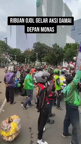 02 September 2025, Ojol peserta aksi damai depan Monas hari ini peluk anggota Resimen Pelopor Korps Brimob Polri. (Diah-VOI) pengemudi ojek online (ojol) berkumpul di kawasan IRTI Monumen Nasional (Monas), Jalan Medan Merdeka Selatan, Jakarta Pusat. Kali ini, mereka membawa ribuan tangkai mawar berwarna putih dan merah muda. Menyematkan pita merah muda di lengan jaket ojolnya, kumpulan pengemudi daring dari berbagai komunitas ini melancarkan aksi damai secara simbolis setelah rentetan aksi unjuk rasa berujung bentrokan antara warga dengan aparat beberapa hari belakangan. Menjelang sore, mereka mulai berjalan keluar Monas dengan masing-masing menggenggam tangkai bunga mawar untuk mengelilingi sebagian ruas Jalan Medan Merdeka Selatan. Mereka juga membentangkan spanduk bertuliskan 
