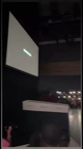 3 jaar geleden, op 1 september 2022, heb ik mijn eerste theatershow in het Bijlmer Parktheater mogen verzorgen als spreker, artiest en schrijver! Geen Weg Terug – de show waarin ik je als spreker meeneem in mijn leven. We beginnen bij mijn jeugd en gaan door tot de moord op mijn broer in 2019. Tussendoor breng ik live muziekstukken ten gehore die ik zelf heb geschreven en die passen bij de verschillende fases van mijn leven. Gekoppeld aan de show en de EP heb ik ook mijn eerste boek, genaamd Geen Weg Terug, in eigen beheer mogen publiceren. Inmiddels zijn we ruim 800 boeken verder! In 2023 heb ik zelf beats leren produceren en mijn certificaat als music producer behaald aan de SAE Institute Amsterdam. In 2024 heb ik een storytelling course gevolgd bij Mezrab en ben ik als artist in residency aan de slag gegaan bij productiehuis Likeminds. In juli 2025 heb ik mijn Master behaald aan de Amsterdamse Hogeschool van de Kunsten en heb ik de 360! Methodiek en het RVMPF-model ontwikkeld. Daarnaast zijn we van een eenmanszaak uitgegroeid naar een holding, 2 B.V.’s en een stichting. Dit smaakt naar een geheel nieuwe show – als spreker, maar ook met nieuwe muziek en een nieuw boek! Zou jij een show van mij bijwonen? Drop 🦅