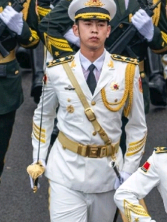 Trương em không qua thì mình chuyển hướng sang ngắm Trương anh🫣 Trộm vía 2 embe này có bụng sữa cưng quá chời😚