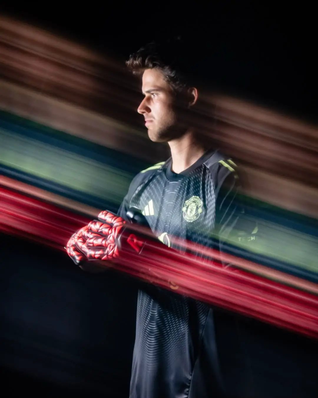 Senne Lammens is red #manchesterunited #goalkeeper #save 
