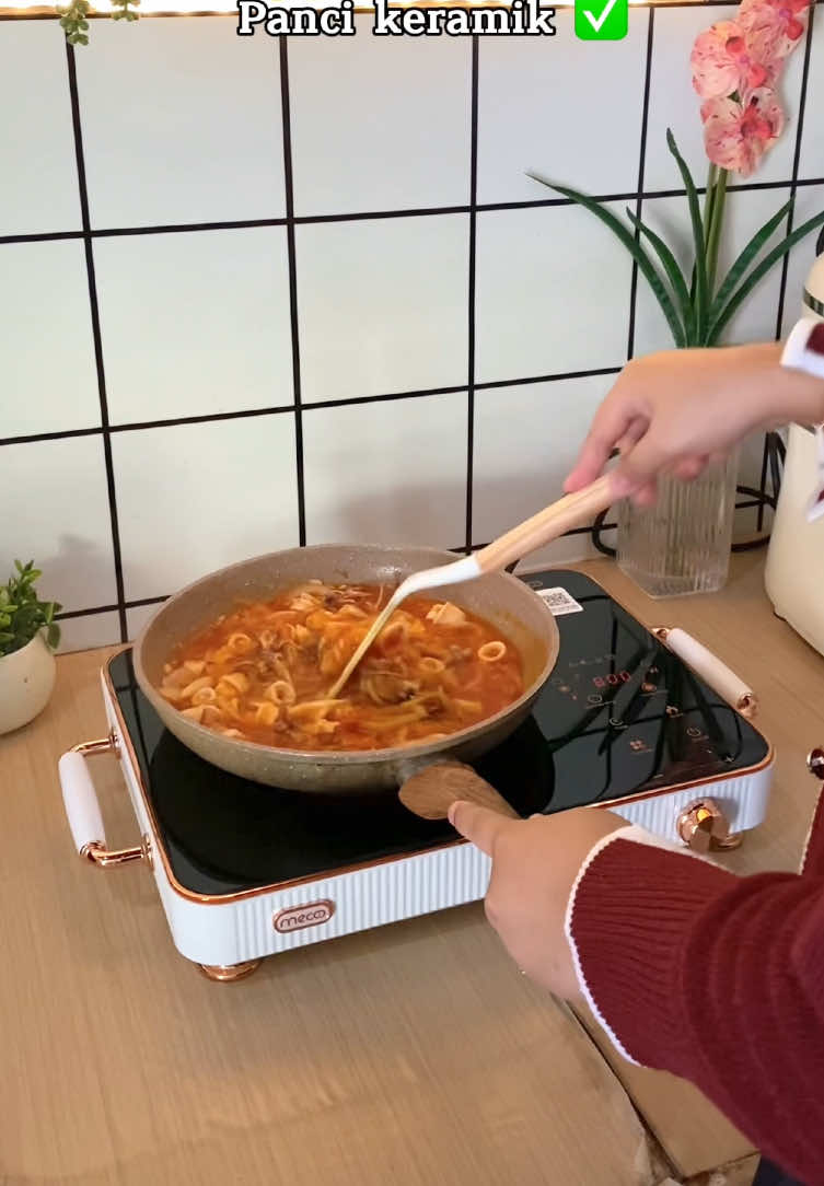 Suatu kemudahan sih gak perlu pasang gas dan gak takut keabisan gas lagi 😍 karna Kompor Listrik dari @mecoo.id enaknya lagi pengaturan watt bisa disesuaikan dengan listrik dirumah jadi gak bakal jeglek 🥰 #smartelectricstove #mecoo #cookingwithmecoo #komporlistrik 