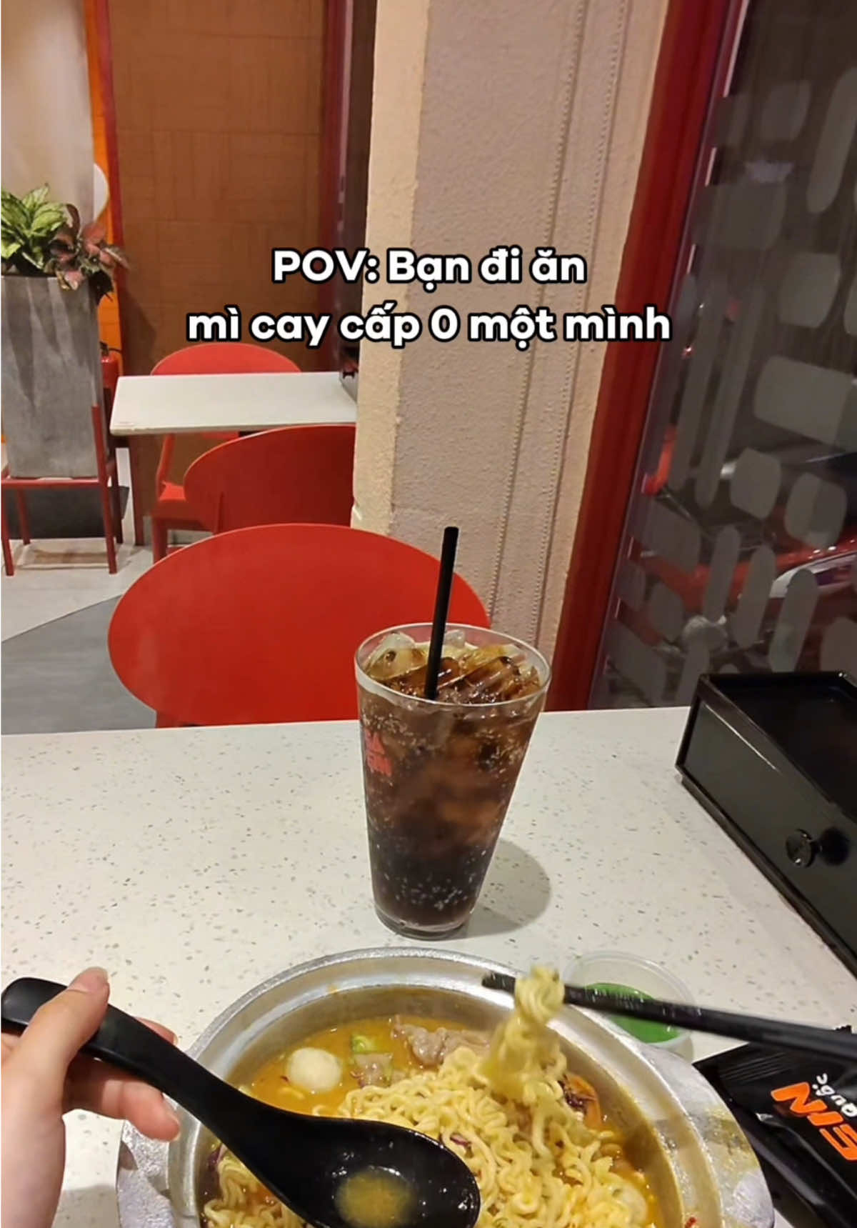 Đi ăn mì cay 0 độ một mình #motminhdichoi #pov 