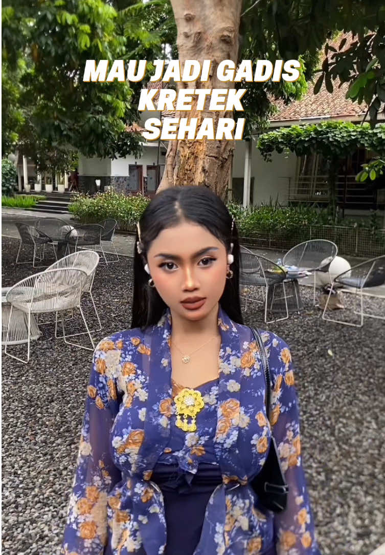 📍 Prianti Gagarin Cafe & Galeri Batik Mau jadi Gadis Kretek sehari? Datang saja ke sini 🌸 Tempat ini berada di Jl. Magelang – Yogyakarta, Bendosari Gede, Salam, Kabupaten Magelang, Jawa Tengah. Lokasinya sangat strategis karena ada tepat di pinggir jalan besar. Parkirnya aman banget dengan area yang luas untuk motor maupun mobil 🚗🛵 Begitu masuk, suasananya langsung terasa klasik. Ada joglo khas Jawa dengan interior bertema batik. Pajangan, hiasan, lukisan, bahkan kain batik dipajang sebagai pemanis ruangan 🪷. Pencahayaan alami membuat ruangan terasa cozy di siang hari, sementara malam hari dihiasi temaram lampu kuning yang hangat ✨ Konsepnya bukan sekadar cafe, tetapi lebih ke restaurant. Menunya lengkap: kopi, non-kopi, makanan berat, snack, hingga jajanan pasar tradisional 🍵🥟. Menurut saya ini unik banget karena selaras dengan konsep budaya Jawa yang diusung. Favorit pribadi saya adalah kopi rempahnya yang khas dan menambah pengalaman berbeda. Pelayanannya ramah dan cepat. Fasilitas juga lengkap: colokan, mushola, smoking area, serta area indoor, outdoor, dan semi outdoor. Kalau ingin nugas, area joglo paling nyaman karena meja dan kursinya proper untuk kerja dengan laptop 💻. Tempatnya benar-benar luas dan tenang. Jadi meski banyak pengunjung, tetap terasa nyaman. Eksterior bergaya kolonial menambah kesan fotogenic untuk kamu yang suka foto 📸. Nuansanya sangat kuat, seperti masuk ke dunia film Gadis Kretek untuk sehari 🌹 🕒 Jam buka: 09.00 - 21.00 📌 Alamat detail: Jl. Magelang – Yogyakarta, Bendosari Gede, Salam, Kabupaten Magelang, Jawa Tengah Kalau kamu lagi di Magelang atau lewat arah Jogja, Prianti Gagarin Cafe & Galeri Batik ini wajib masuk dalam daftar kunjunganmu 🌿 #PriantiGagarin #CafeMagelang #CafeJogja #GaleriBatik #JogjaCoffee                         