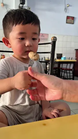 Kok Ncoo makan Ncoo ?