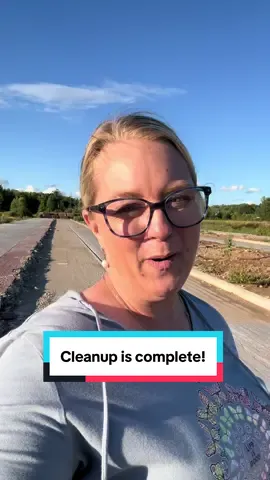 There was alot of building debris to be hauled away, in addition to 400 large hay bales. Now I need to finish fixing the driveway! #trucking #womenintrucking #dumptruck #girlswithtrucks 
