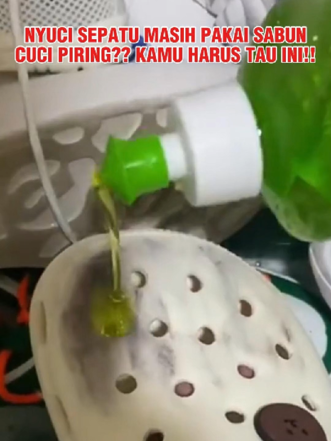 Gak perlu pakai sabun cuci piring, dan gak perlu dibilas. ini trik ajaib bersihin noda di sepatu #KrimPembersihSepatuPutih #AlatAjaibPembersihSepatu #racuntiktok #praktis #viral