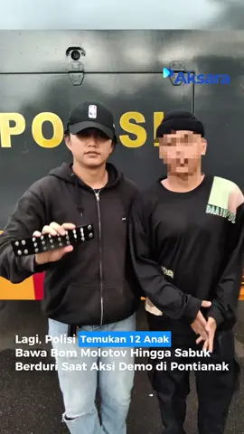 Lagi! Polisi menemukan sebanyak 12 anak di bawah umur yang membawa bom molotov, senjata tajam, hingga sabuk berduri besi pada aksi demo yang digelar oleh mahasiswa di Gedung DPRD Provinsi Kalimantan Barat (Kalbar), pada Senin (1/9/2025) sore.  Belasan remaja ini ditemukan polisi saat demo hendak bubar. Diduga, mereka hendak menyusup pada aksi damai yang berlangsung sore tadi. Kini, 12 remaja tersebut telah diamankan ke Polda Kalbar.
