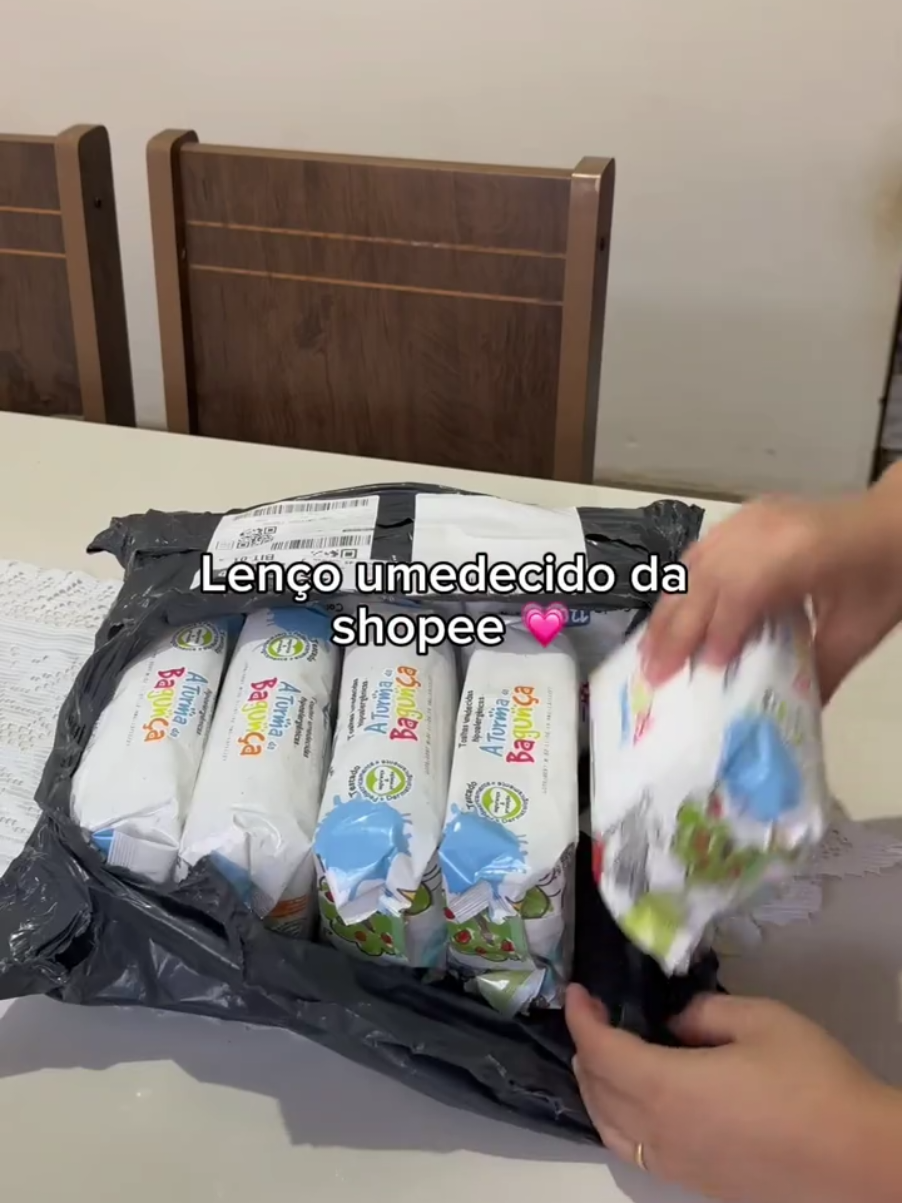 Chega de perrengue na hora da limpeza! 😅 Com o Kit 10 Pacotes de Toalhas Umedecidas Turminha da Bagunça, a praticidade é garantida! Se gostou posso te enviar o link! #ToalhasUmedecidas #LimpezaRapida #MaternidadeReal #DicasDeLimpeza #fyp 
