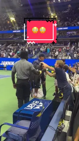 A person tried to steal something from Jannik Sinner’s bag after his match against Bublik 😤 The behavior of the spectators at the US Open between this video and the man who stole Majchrzak’s cap 😳 #USOpen #tennistv #sinner #viral #fyp 