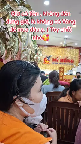 Năm góp được chỉ vàng....ngồi xếp hàng 2 tiếng chưa tới lượt được phát phiếu nữa...Phát phiếu xong..Quản lý báo hết vàng nhẫn trơn cái zui nè🤭🤭#Vàngmihong #mihong #vangnhantron 