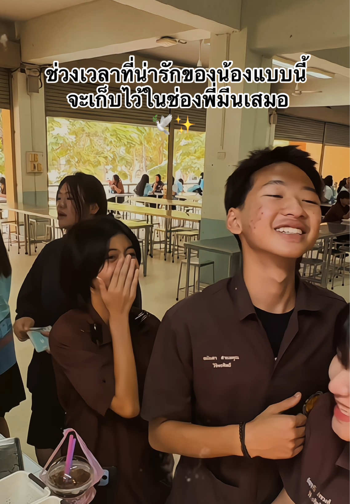 คลิปนี้สำหรับน้องตี๋ใหญ่นะครับ แถมความทรงจำที่น่ารักกับเพื่อนๆ | เพื่อนน้องเคยบอกว่าตี๋ใหญ่ “อยากมาออกกล้องร้านพี่มีน” วันนี้พี่มีนตัดลงแล้ว ถึงจะช้าไปหน่อย แต่ก็ลงด้วยใจจริงๆ ขอให้เป็นการเดินทางไกลที่อบอุ่นและสงบสุขครับ 🤍 #พี่มีนตามสั่ง #ลูกค้าร้านพี่มีน #เทคนิคราชบุรี #ขายอาหารในโรงเรียน #วิทยาลัยเทคนิคราชบุรี 
