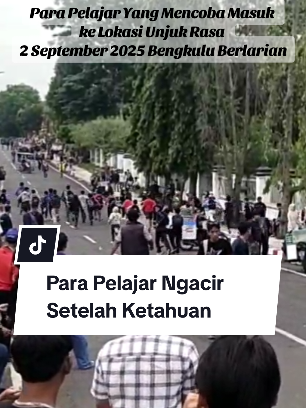Para pelajar yang mencoba menyusup masuk ke barisan pengunjung rasa 2 September 2025, di depan gedung DPRD Provinsi Bengkulu berlarian setelah ketahuan oleh pihak Kepolisian yang berjaga. #fypdong #mahasiswa #demo #tiktokviral #tiktoknews 
