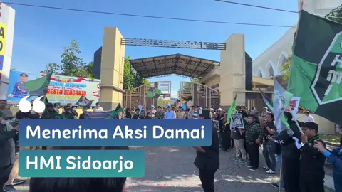 Menerima Aspirasi Aksi Damai Mahasiswa HMI Sidoarjo dengan baik mulai orasi hingga doa bersama berjalan dengan lancar dan damai #jogodarjo bareng-bareng untuk Sidoarjo lebih baik 👏🏻👏🏻🙏🏻  #jogodarjo #aksidamai #sidoarjo #polrestasidoarjo #hmisidoarjo #cakband1 #sidoarjobaik 