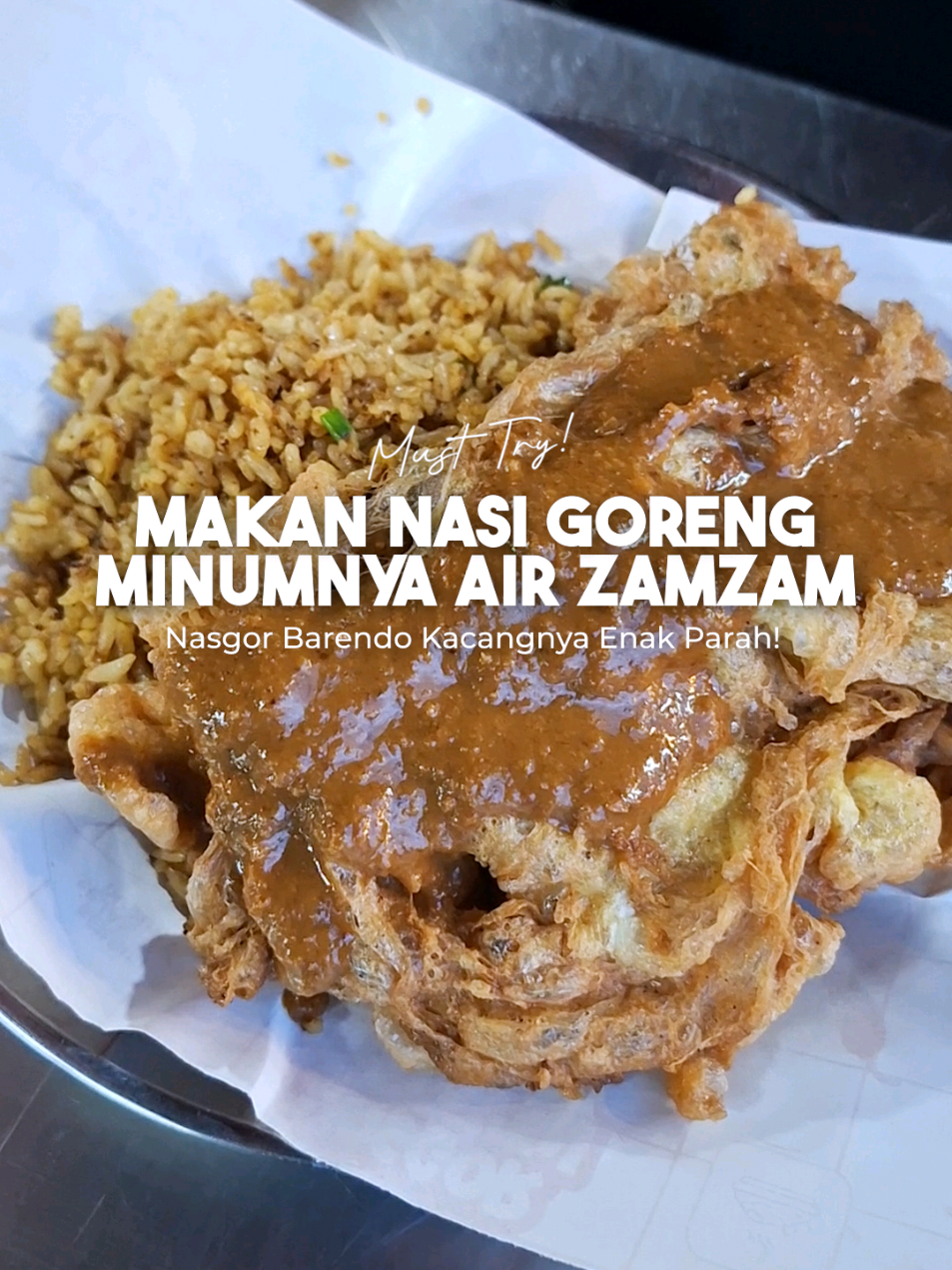 Ini dia nih nasi goreng next level. Banyak variant menu nasgornya. Best sellernya Nasgor Barendo Kacang & Nasgor Teri Kecombrang. Kebayang dong nasi goreng pake toping telur barendo gede dikasih saus kacang diatasnya, beuuuh nikmat puooolll! Nasgor Teri Kecombrangnya berasa banget khas bumbu rempahnya. Gak usah pake lama mendingan pada cobain dah di mari @Nasgor H.Steven 😋 📍NASGOR H. STEVEN Jl. Lotus Timur, Jaka Setia, Bekasi Selatan, Kota Bekasi (belakang Masjid Adz-Dzikra Galaxy) ⏰ Setiap s/d Kamis: 14.00-22.00 Weekend: 14.00-23.00 ✅ Halal 100% No Pork No Lard __________ #nasgorhsteven #nasigorengbekasi #nasgorenak #galaxybekasi #kulinerbekasi #kulinerdisekitarmu #foodinhands #kitawarawiri