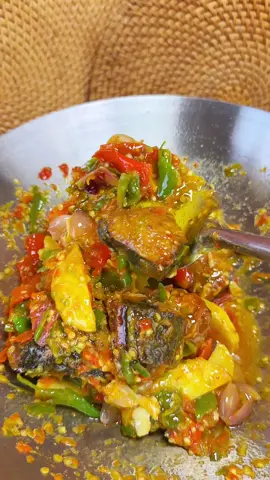 Resep Tongkol sisik campur kentang sambal bawang  Bahan : 1/4 tongkol sisik marinasi  1/2 bungkus Desaku Marinasi  1 buah kentang potong-potong Bahan Cabe ( rebus )  24 biji cabe hijau  20 biji cabe rawit merah  15 biji cabe rawit  10 siung bamer 6 siung  baput  ukuran besar  2 buah tomat  Rebus selama 2-3 menit aduk-aduk  Lalu ulek kasar  Seasoning  1/2 Sdt Garam  1/2 sdt Gula  1/2 Sdt Penyedap  1/2 Sdt Kaldu ayam  #masakan #masakansimple #masakanrumahan #masakansederhana #masakannusantara 