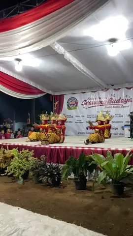 Penampilan tari sembah ciwi² sks🤩✊🏻🔥 #tarisembahlampung#tariindonesia#fyp#pemudi 