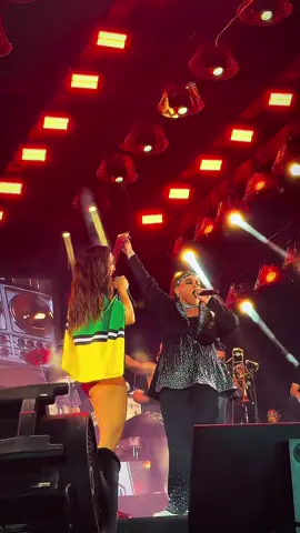 IVETE AUOLLY E LETÍCIA SANGALO ❤️❤️❤️❤️❤️ Depois de tantos anos cantando as músicas da Veveta, acompanhando a carreira, me inspirando na energia, na arte e na versatilidade dessa artista autêntica, irreverente e ÚNICA, eu finalmente ganho esse presente de Deus, dela e do Amapá. Que coisa linda! Me senti tão amiga dela que quase pedi esse lookinho vermelho emprestado hahahaha. Pohaaaaa, bicho! QUE ENEGIAAAAA DE GOXXXXXTOSA. @Ivete Sangalo eu já te amava muito mainha, mas agora eu amo infinitamente mais. Não sei explicar o que estou sentindo, mas eu só sei que estou transbordando GRATIDÃO!  Obrigada pelo show extraordinário. O Amapá ficou ainda mais lindo com a sua presença! 💙💚💛 MACETAMOS TUDOOOOO!