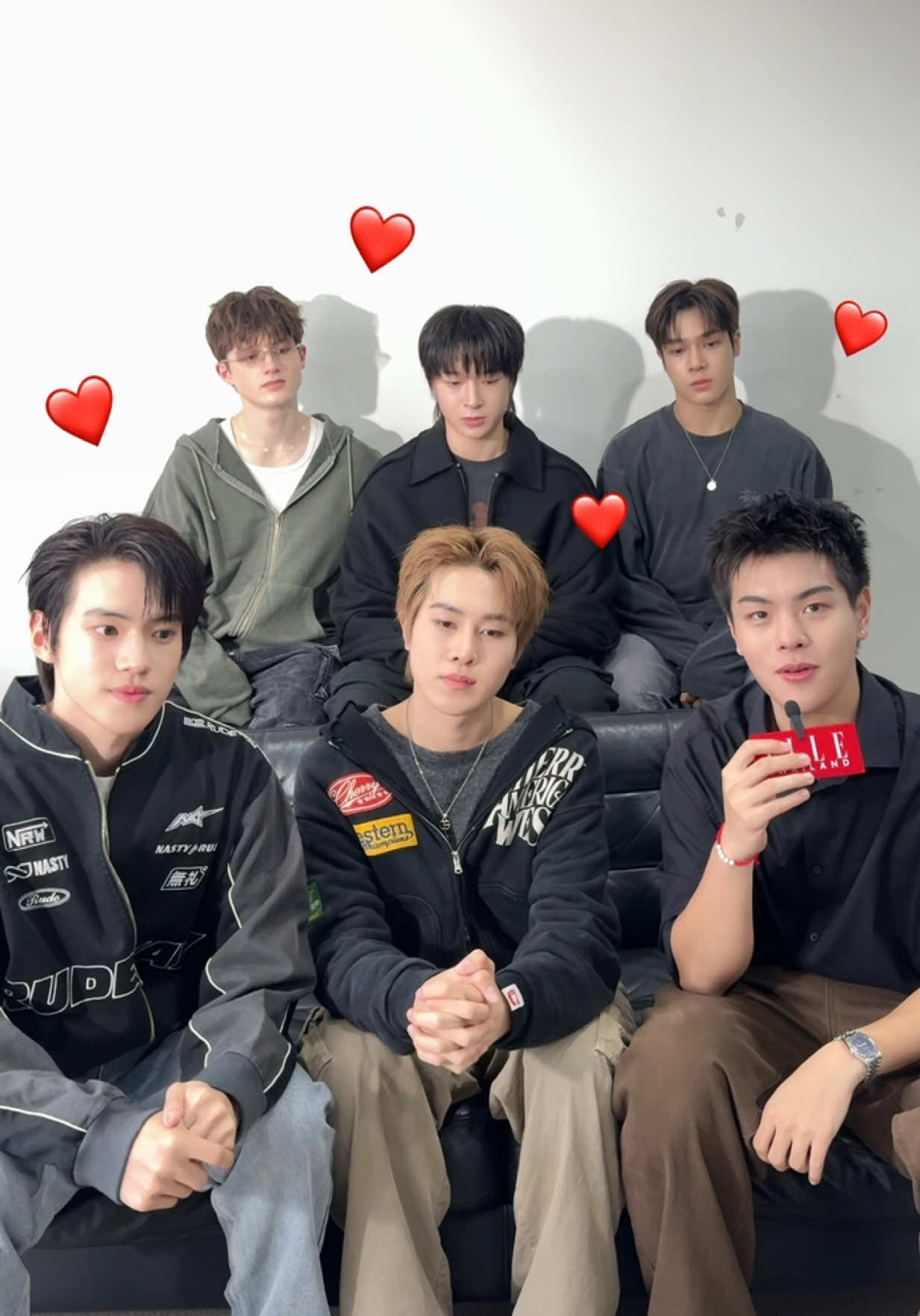 #ELLEAskMeAnything “จุดเริ่มต้นของแต่ละคนในการเข้ามาเป็น TRAINEE ต้องผ่านอะไรกันมาบ้าง?” แอลพาทุกคนไปทำความรู้จักกับ 6 หนุ่ม TRAINEE จาก MCHOICE แซม พฤฒิชัย, เลออน เซ็ค, พาย ฐิติกร, พี พีรดนย์, ติวเตอร์ วีรฤทธิ์ และ เบ็น ภัทรกิจ กับเส้นทางเดบิวต์ในการเป็นศิลปินที่ ต้องแพ็กกระเป๋า มัดรวมมาใช้ชีวิตพิชิตภารกิจเดบิวต์ในบ้าน MCHOICE แอลจึงชวนเหล่าหนุ่มๆ มาตอบคำถามแบบสนุกๆ ตั้งแต่การเข้ามาใช้ชีวิตในบ้านหลังเดียวกันไปจนถึงเบื้องหลังก่อนที่พวกเข้าจะรวมตัวกัน จะเป็นอย่างไรไปชมกันเลย #ELLEThailand  #MchoiceTraineeRTD #MchoiceTrainee #MchoiceMusic  