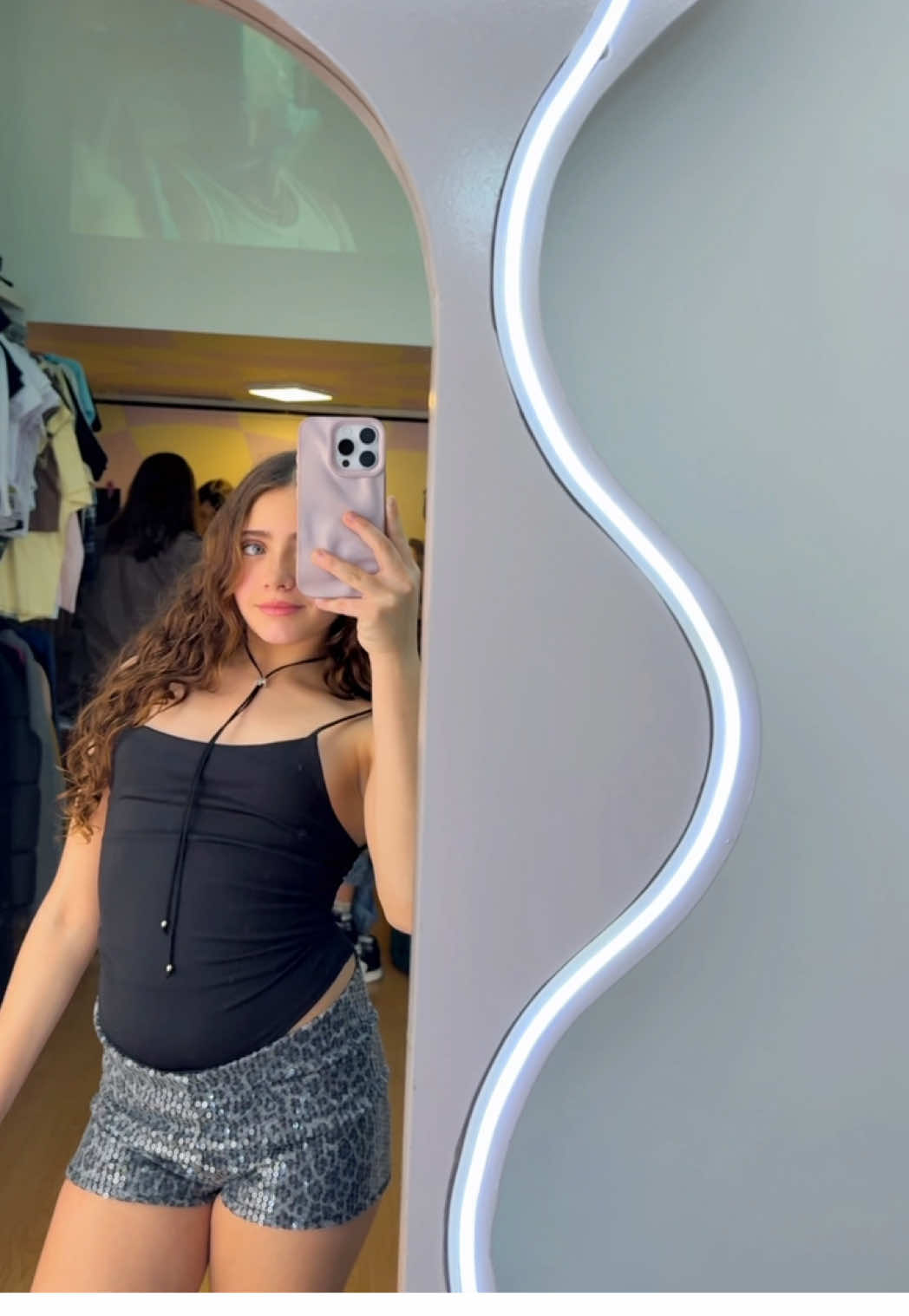 Ella es una bombaaa 💚🔥 #shorlentejuela #milipili #trend #paratii #viral 