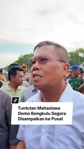 Ketua DPRD Provinsi Bengkulu Sumardi menyampaikan ada 14 tuntutan yang nantinya akan disampaikan langsung ke pusat. Deadline hari Kamis depan, ke pihak Ketua DPR RI dan MPR RI. #tuntutanmahasiswa #demobengkulu #dprdbengkulu #aksimahasiswa #demo 