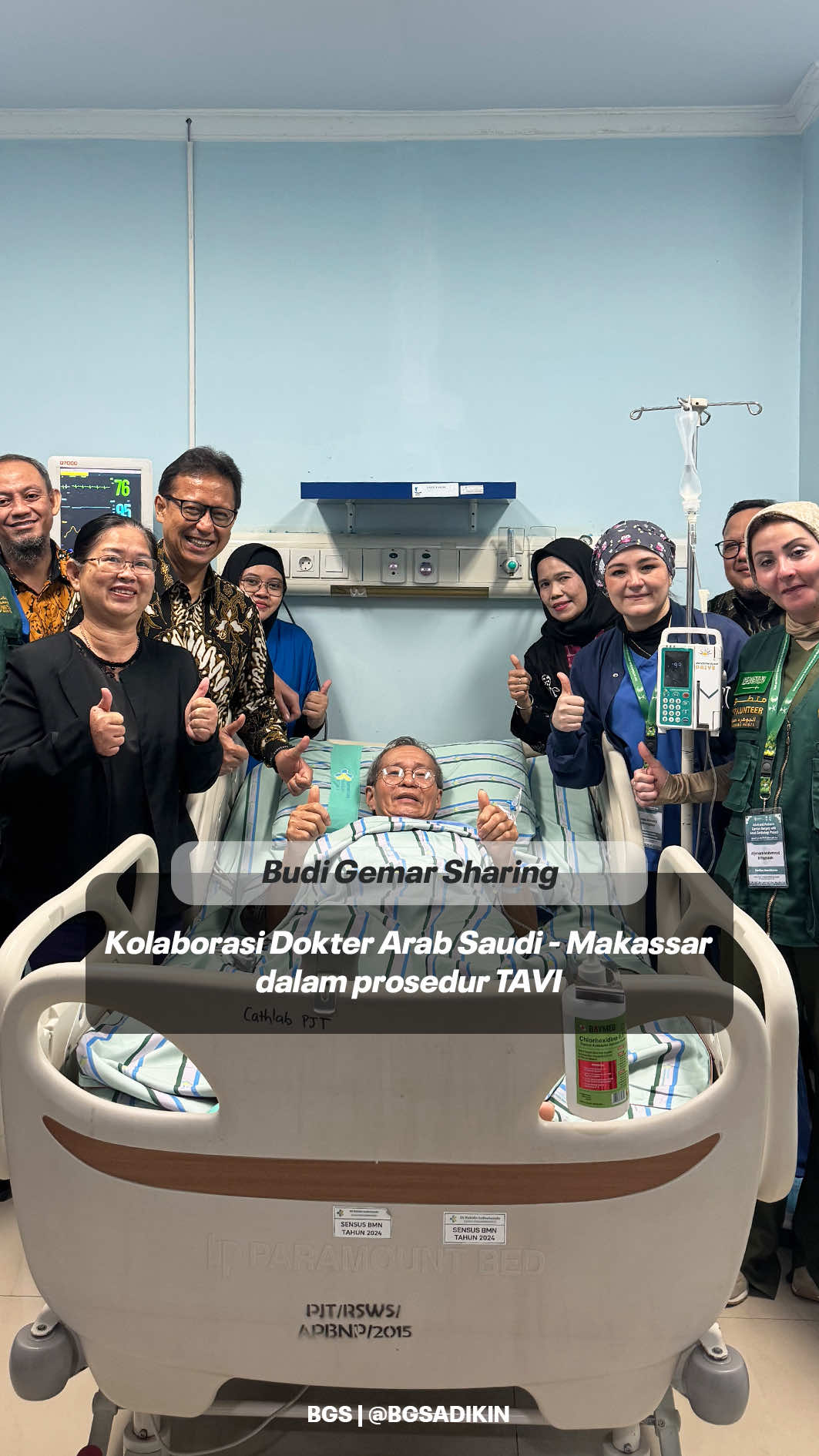#BGS senang melihat hasil kolaborasi dari Dokter Arab Saudi dengan RS Wahidin Sudirohusodo Makassar dalam melaksanakan prosedur TAVI (Transcatheter Aortic Valve Implantation) pertama di Indonesia Timur Kenalin ini dengan Pak Benny (68) yang memiliki keluhan di jantungnya berupa malfungsi katup aorta. Di usia yang makin tua, ditambah risiko hipertensi menahun membuat anatomi jantungnya amat membesar sehingga aliran darah makin kencang di dalam jantung merusak katup aorta. Biasanya kasus seperti ini, wajib dilakukan operasi bedah jantung terbuka yang memakan waktu pengerjaan lama, menimbulkan bekas luka, nyeri yang lumayan sampai perlu fisioterapi berkala setelahnya. Dengan adanya kolaborasi antara King Salman Relief dari Arab Saudi dan @rsupwahidin_official, prosedur minimal invasif bernama TAVI berhasil dilaksanakan pertama kali di Indonesia Timur. Durasi pengerjaan cukup 15 menit, dengan memasukkan kateter melalui pembuluh darah paha menuju ke jantung, dilanjutkan dengan katup buatan yang dikembangkan di dalam. Bahkan, angka kemungkinan mortalitas setelah prosedur bisa jauh menurun dari 30-40% dengan bedah terbuka menjadi hanya <1%. Saya berterimakasih atas kesediaan tim dokter dari King Salman Relief yang mau datang ke Makassar untuk membantu masyarakat disini sehingga tak perlu dirujuk ke Jakarta, mau bertukar ilmu serta pengalaman dengan dokter spesialis jantung / bedah jantung di RSWS juga. Saya harap, kolaborasi ini akan berjalan dalam jangka panjang demi meningkatkan kualitas layanan kesehatan jantung di Sulawesi pastinya. #BudiGemarSharing #BudiGunadiSadikin #MenteriKesehatan #KemenkesRI