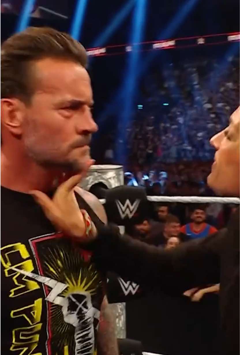 بيكي لينش تصفع سي ام بانك على وجهه وتطرده باحتقار شديد 😳 #WWERaw