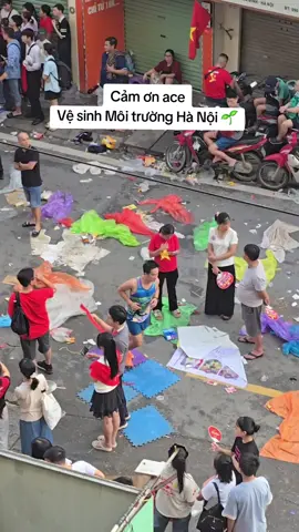 Trân trọng nỗ lực của ace Vệ sinh Môi trường đã dọn dẹp không ngừng nghỉ, để đường phố lại sạch đẹp ngay sau lễ diễu binh. 🌿 Cũng định không đánh giá gì về thái độ những người camping đi xem A80, nhưng nhìn ace làm việc vất vả và lượng rác thải ra thì mình không khỏi nhíu mày và #$&@. #hanoi #a80 #environment