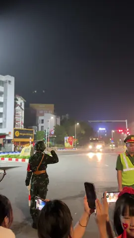 - Bạn KSQS đứng chào điều lệnh cỡ 30p cho hết đoàn 🤟🫶🇻🇳!!! Tuyệt vời lắm Việt Nam ơi ❤️. #vietnam #chao #kiemsoatquansu #a80 #quockhanh 