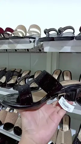 Selop dua hels 5cm dilengkapi bling² full samping kanan kiri😍 #fyp #fyppppppppppppppppppp #calbiofficial #sandalcalbioriginal #masukberandafyp 