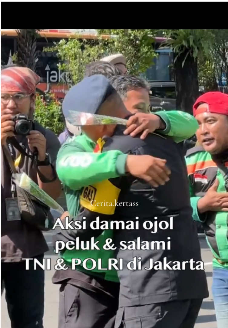 Ratusan pengemudi ojol melakukan aksi damai untuk memberikan bunga, peluk haru serta salami anggota polri dan TNI di silang monas jakarta. Hari selasa 02 september 2025. Para pengemudi ojol melakukan aksi ini agar tidak ada kejadian anarkisme dan kericuhan yg sempat terjadi sebelum nya, dan mereka tetap menuntut kasus affan kurniawan agar diusut sampai tuntas. Ucapnya 