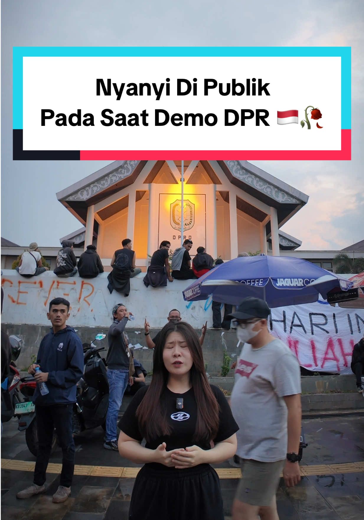 Kalau kalian bisa ngomong langsung dengan DPR, apa yg ingin kalian sampaikan? #singingchallenge #demodpr #videoreaction #singinginpublic #yenyenzhang 