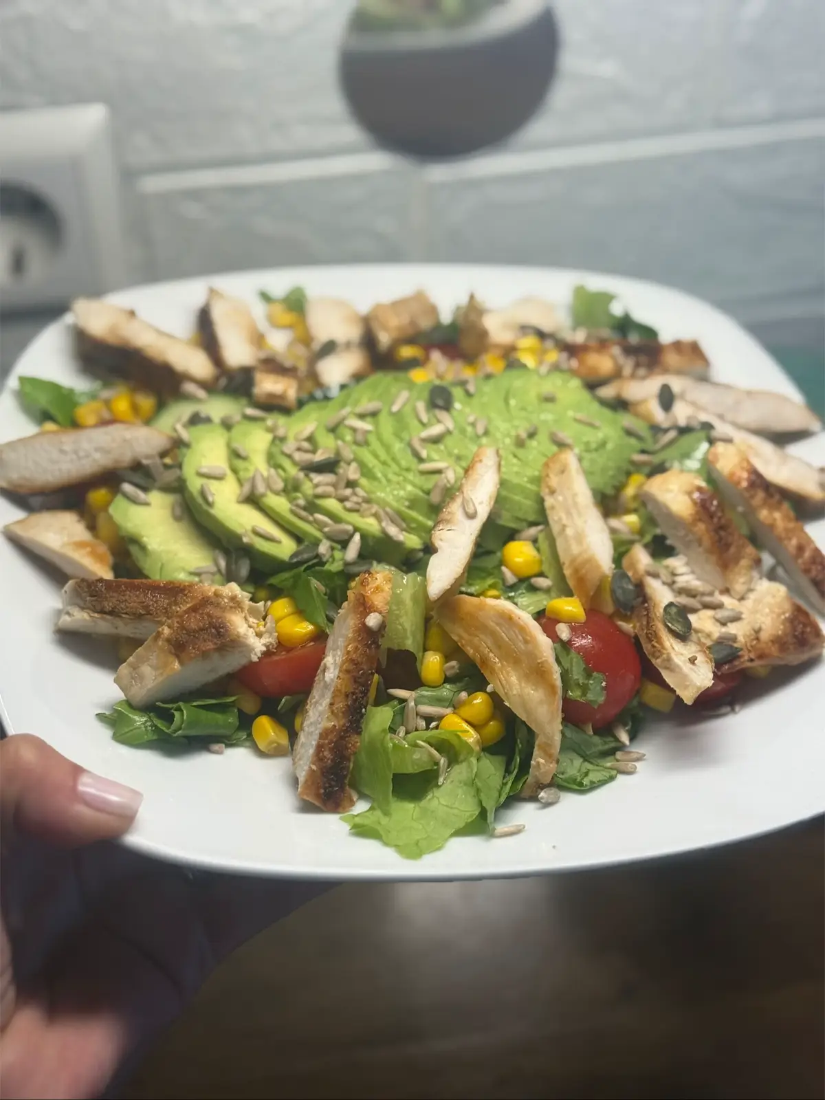 ✨ Prânzul de azi – simplu, sănătos și plin de gust: piept de pui la grill, roșii și castravete proaspăt, jumătate de avocado cremos, porumb dulce, câteva semințe crocante de dovleac și floarea-soarelui. Condimentat ușor cu sare, piper și un strop de oțet de mere. 🥗🍗