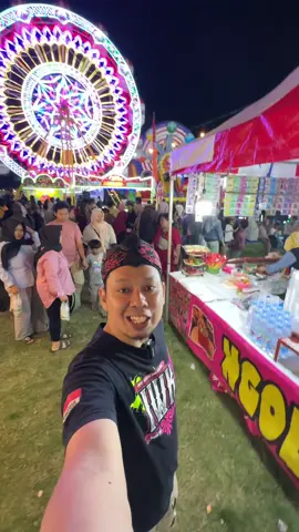 Jajanan Viral di Pasar Malam Alun-alun Karanganyar yang cepet banget habisnya, Ditambah lagi ini Cuma 2 minggu dari tanggal 27 Agustus sampai 14 September 2025, jadi buruan coba.  Dessert viral, Namanya Mochi Stepbakes, Tenda warna pink lokasinya depan Bianglala pas. Terkenal dengan Aneka mochi yang menul, harga 5.000 variannya komplit, Dijamin mulur enaknya. Ada juga Millecrepesnya super lembut manisnya pas.  Dan ini nih jajanan yang lagi booming saat ini, Ada Lukchup yang lucu, luarnya cantik dalamnya isinya kacang hijau. Dan satu lagi yang nggak boleh dilewatkan ada Keju Tom and Jarry beneran semirip itu. Dalemnya keju dan beneran banget kalian wajib coba !!!  @stepbakes ➖➖➖➖➖➖➖➖➖➖➖➖➖➖➖ Mention or tag   @infowongkaranganyar.iwk  @dhimastriyanto_iwk untuk review tempat makan favorit atau acara special kalian. ⏩ Turn on post notifications ⏩ Tag your friends ➖➖➖➖➖➖➖➖➖➖➖➖➖➖➖ #karanganyar #surakarta #sukoharjo #wonogiri #boyolali         .iwk       @daftarmenu_iwk @INFO WONG KARANGANYAR @stepbakes.id 