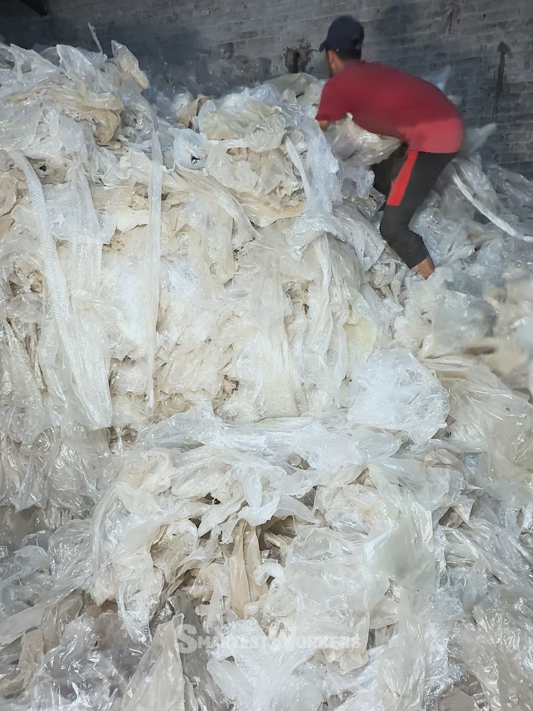 Recycling Waste Plastic to Make White Pellets