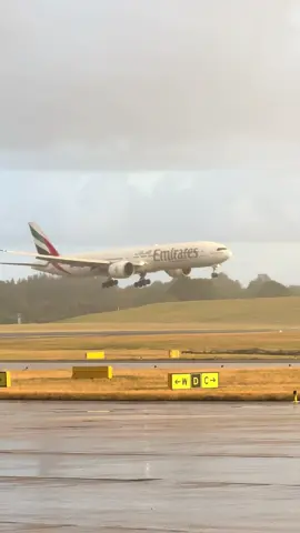 🇦🇪 @Emirates Boeing 777-300ER WET Landing 🌊 #planespotting #aviation #boeing #777 #airport 