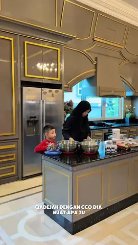 Mbakung a cake with yusoff!  My vitamins for @ESKAYVIE MALAYSIA - MINDTROPIC 