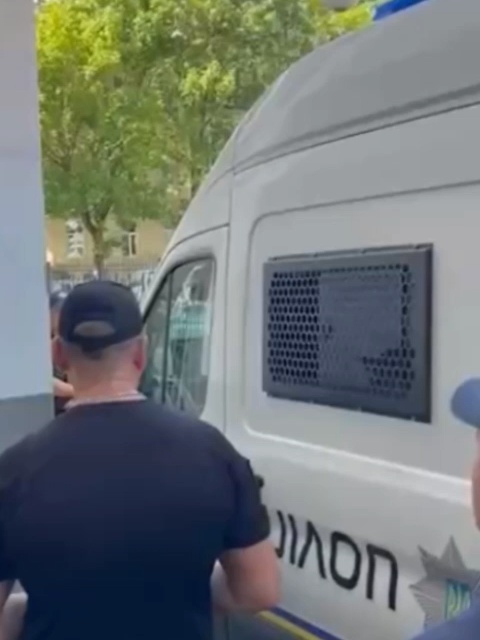 Подозреваемый в убийстве Андрея Парубия признался в содеянном журналистам. Мужчина рассказал, что это его личная месть украинской власти и никакого шантажа со стороны РФ не было. Также он добавил, что хочет, чтобы его обменяли, и тогда он сможет найти тело своего сына. #ukraine