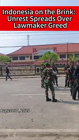 To maintain order, authorities deployed a significant number of security personnel at the Parliament complex and its surrounding areas. #JakartaProtest #Police #Security #Indonesia