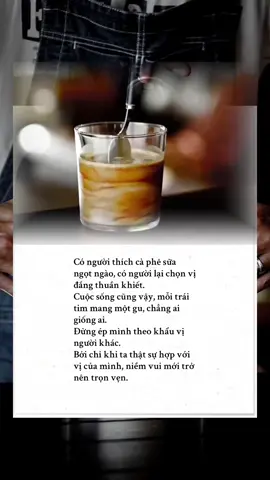 Có người thích cà phê sữa ngọt ngào, có người lại chọn vị đắng thuần khiết. Cuộc sống cũng vậy, mỗi trái tim mang một gu, chẳng ai giống ai. Đừng ép mình theo khẩu vị người khác. Bởi chỉ khi ta thật sự hợp với vị của mình, niềm vui mới trở nên trọn vẹn. #tramcaphecamxuc #caphe #camxuc #coffee #nhacbuon 