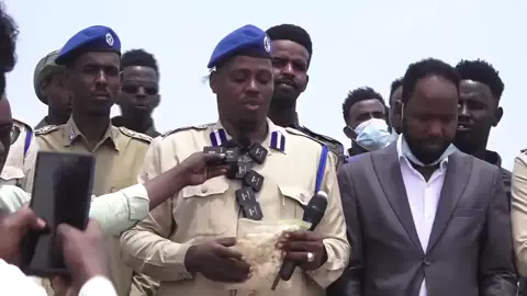 Afhayeenka Ciidanka Booliska Soomaaliyeed Gaashaanle Cabdifitaax Aadan Xasan oo shir jaraa’id qabtay ayaa sheegay in maanta fagaare lagu gubay 250 kartoon oo Daroogo ah, taas oo hey’adaha ammaanka ay qabteen iyadoo Dekedda iyo Garoonka laga soo gelinayo dalka. #EverydaySomalia #SomaliNews #EverythingAboutSomalia #Mogadishu #Somalia 🇸🇴 